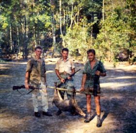 KLMTheun_Waard_Varken_geschoten_bij_bivak_Waigeo-1 (1).jpg