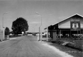 Ingang Marine Kazerne Biak,carol/ Koos13.jpg