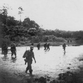 Oversteken van een kali. Carol/Koos.jpg