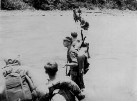 Aan de brigadelijn bij een woeste kali. Carol/Koos.jpg