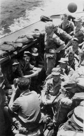 En dan weer oefenen met een landingsboot.Carol/Koos.jpg