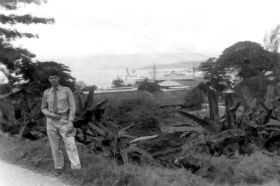 Even passagieren, met de KPM boot op de achtergrond.carol/koos.jpg