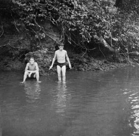 Dagje vrij om te gaan zwemmen. Gerard Rave en Koos Beelen.carol/koos.jpg