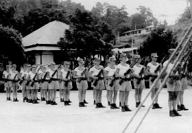 Geweerexcercitie in de tropenzon.carol/koos.jpg