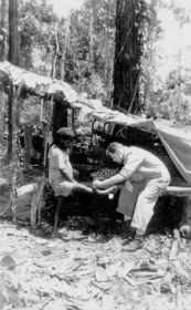 Manok 1961, Zkvpl.Hermsen helpt Anak.1961Antoon,c@rol.jpg