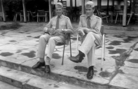 AntoonRoet en Jaapde Boer voor de cantine te Manokwari,carol,map,280608.jpg