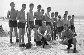 KL0106 Biak aan het strand.jpg