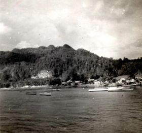 Gezicht op Kazerne Kaimana vanuit zee.jpg