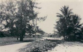 Kaiman Weg Tangsi n. Hoofdstraat.jpg