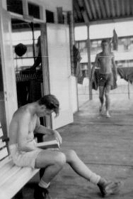 Antoon,Biak, lezen tijdens de middagrust.1961-1.jpg