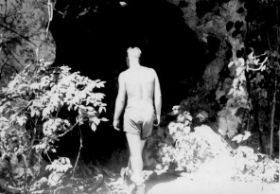 Biak,,Jappengrot1961,WillemvanBelzen gaat de Jappengrot in.-1.jpg