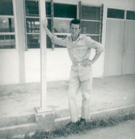 Jan van de Cool wijk , voor de barak te Biak,c@rol.map021207.jpg