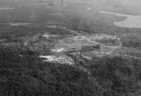 Luchtfoto Sorong 1962.jpg