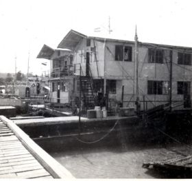 Woonboten van de mariniers te Manokwari.jpg