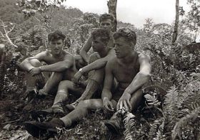 Biak; werken aan de stelling Parai, vlnr: Philippo, Ad van Looij, Joep Peters, Ri.jpg