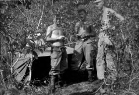 Bij kampong Bosnik wordt bivak gemaakt.vlnr:RudiBracke,Verhoeven,Ltnt.vanTil.c@rol/rudi,map290408