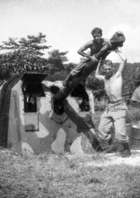 Biak, boven op het ridge 3 (wachtpost) 1962.jpg