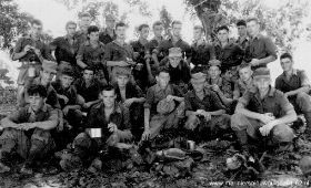 Klassefoto klas 30 tijdens rustpauze naar Pasir Putih,c@rol,map,091009,24.jpg