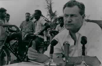 Gouverneur Nelson Rockefeller geeft een persconferentie te Merauke na de verdwijning van zijn zoon Michal